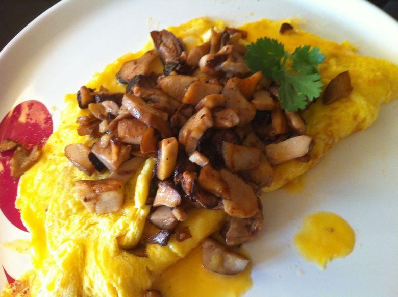Grand classique de la cuisine aveyronnaise, l'omelette aux cèpes est un régal à elle seule. Suffisamment copieuse, elle fait un repas, avec une salade verte et un petit cabécou.