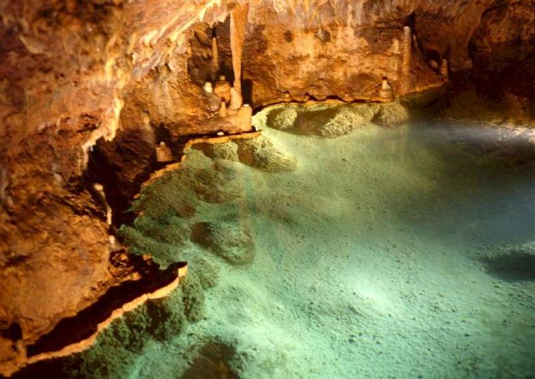 La grotte de Dargilan contient plusieures nappes d eau dont la profondeur varie et qui servent de mirroir à des girandoles.