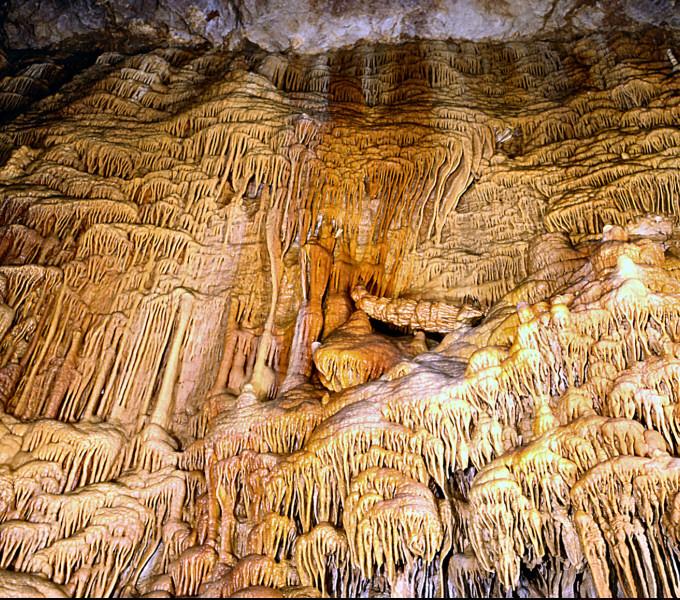 Le couloir des Draperies, dit aussi la Cascade Pétrifiée est bien particulier à la grotte de Dargilan.