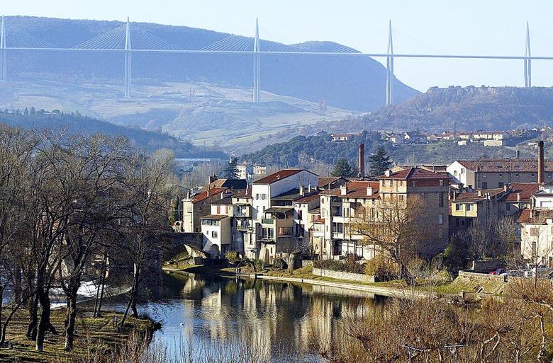 Millau, ses bouchons automobiles, ses paysans du Larzac et... son fameux pont de 2.460 m de long, perché à 270 m au-dessus des gorges du Tarn. Bâti en 2004, l'édifice fête aujourd'hui ses dix ans.