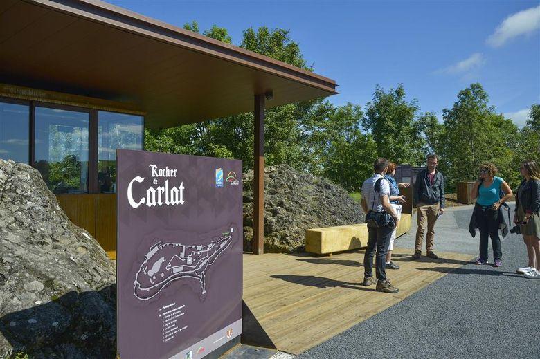 Le Rocher de Carlat dans le Cantal
