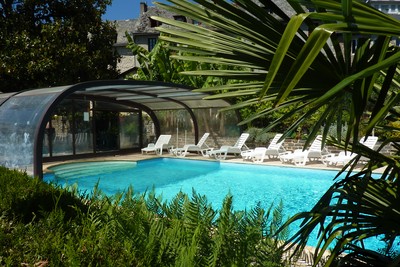 Hotel with swimming pool in exotic park - Aveyron