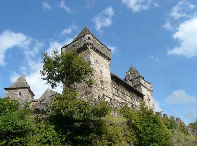Formé de deux donjons, d'un corps central et d'une aile datant de la fin du XVIIIème siècle, le château offre de sa terrasse un superbe panorama sur la vallée de la rivière Goul.