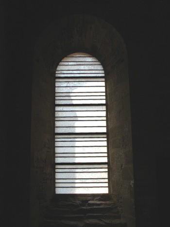 104 vitraux illuminent l'abbaye Sainte Foy de Conques - Aveyron