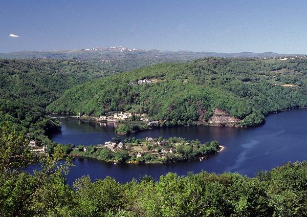 Le lac de Sarrans et la presqu'île de Laussac - Aveyron