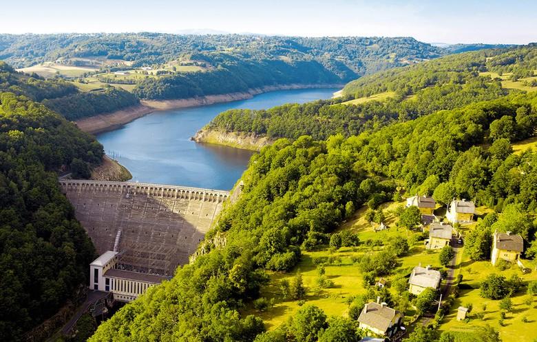 Le barrage de Sarrans - Aveyron : 8e plus grand barrage de France avec 300 millions de m3, retient les eaux de la Truyère sur 35 kilomètres.