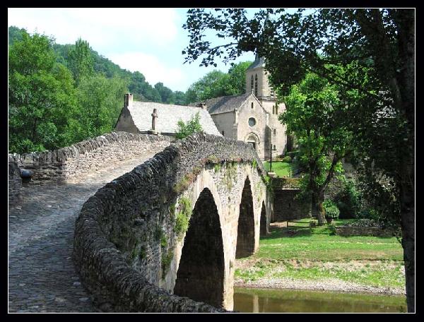 Vieux pont du XVème et église - Belcastel - Aveyron