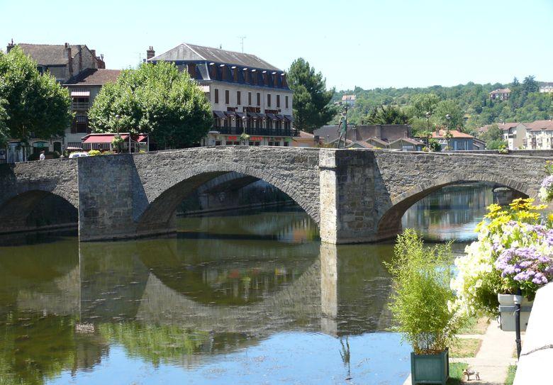Pont des Consuls, ou Pont-Vieux, construit sur l'Aveyron vers 1321, pour remplacer un ancien gué. Il était initialement surmonté de deux tours comme on peut le voir sur le sceau des consuls de Villefranche.