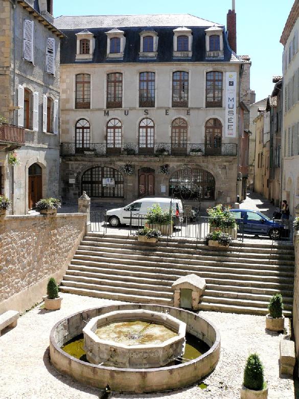 Place de la Fontaine classée monument historique en 1920, fontaine du Griffoul édifiée en 1336 par les Consuls et musée Urbain Cabrol.