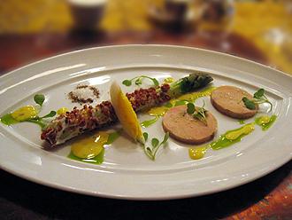 Foie gras cuit à la vapeur et ses asperges vertes