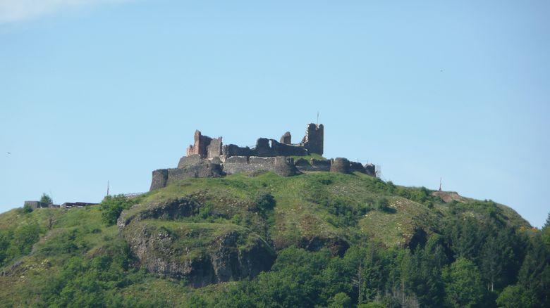 Le Château de Calmont domine la ville d'Espalion et la vallée du Lot