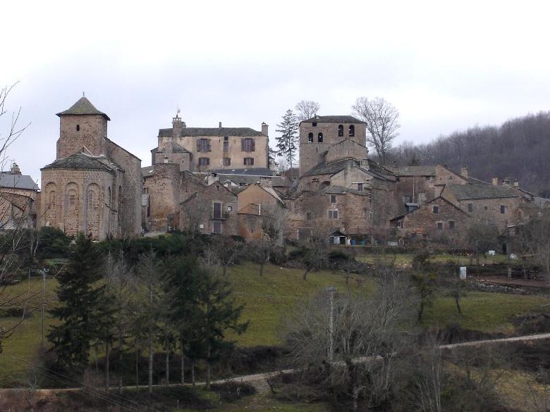 Castelnau-Pégayrols, son château et ses deux églises