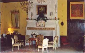 Salon jaune du Château de Fayet - Aveyron