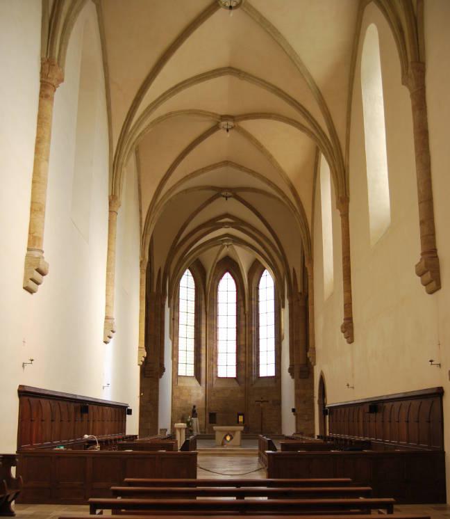 Rénovée en 2002, l'église abbatiale a retrouvé la couleur de la pierre