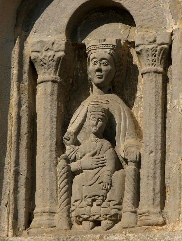 Au-dessus de l'arche, une Vierge à l'Enfant romane (XIIe siècle) classée par les Monuments Historiques