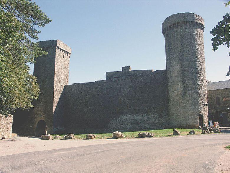 Ponctuée de tours circulaires, parcourue d'un chemin de ronde, l'enceinte fortifiée de La Couvertoirade garde intacte la présence des chevaliers