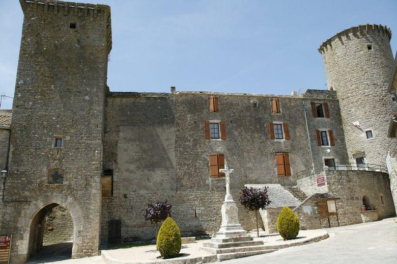Le château des templiers de Sainte-Eulalie-de-Cernon construit par les hospitaliersconstruit par les hospitaliers