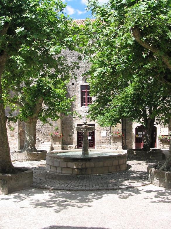 Place de la fontaine de Sainte-Eulalie-de-Cernon