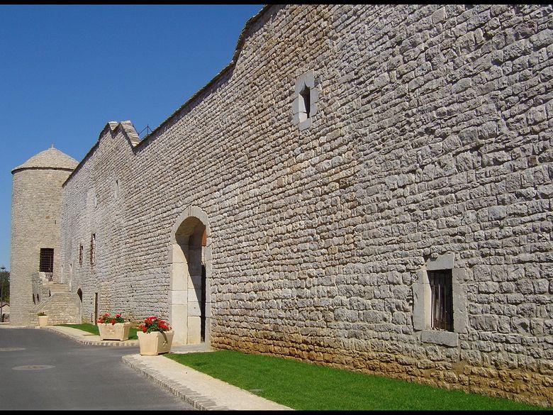 Les remparts restaurés de la Cavalerie. A l'intérieur de l'enceinte des maisons du XVème et des hôtels particuliers du XVIIème siècle