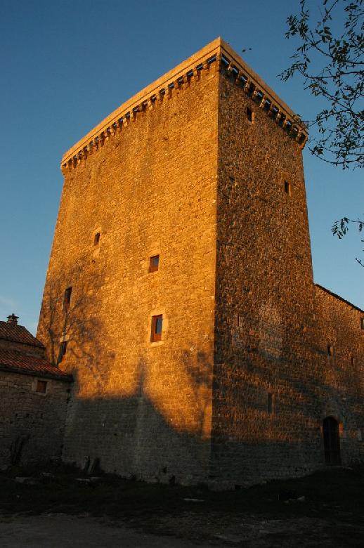 Tour hospitalière du XVe siècle de Viala-du-pas-de-Jaux