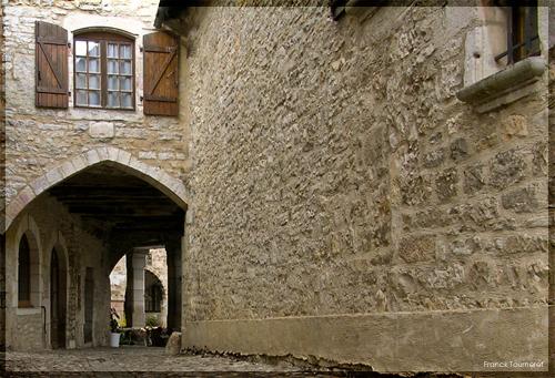 Villeneuve-d'Aveyron était une étape pour les pèlerins venant de Conques et Figeac en direction de Saint-Jacques-de-Compostelle