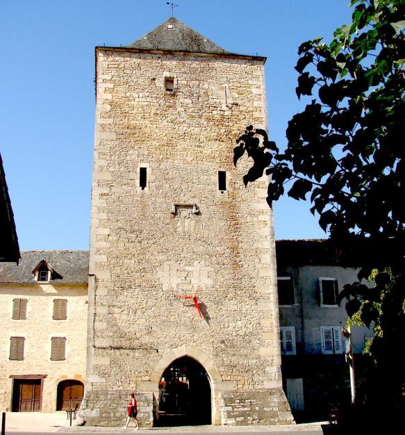 Fortifiée au XIVe siècle, Villeneuve-d'Aveyron conserve de cette époque deux vestiges importants, la Tour-porte Cardalhac et la Porte haute