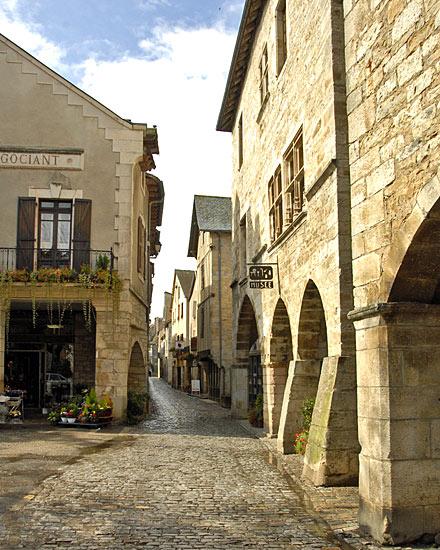 Villeneuve-d'Aveyron fut successivement sauveté, bastide comtale puis bastide royale à la fin du XIIIe siècle.