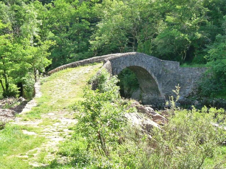Le pont gallo-romain du Cayla qui enjambe l'Aveyron reliait Rodez à Cahors via Villefranche-de-Rouergue