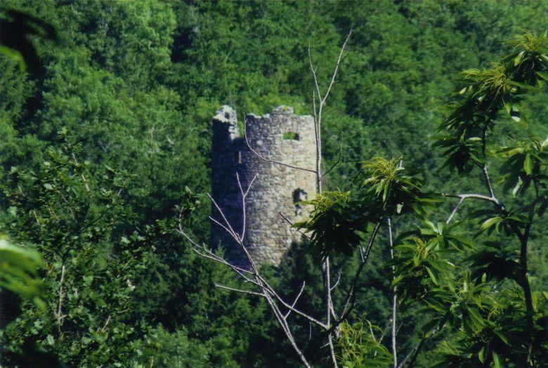 La Tour du Cayla assurait le guet en aval et en amont de la rivière Aveyron