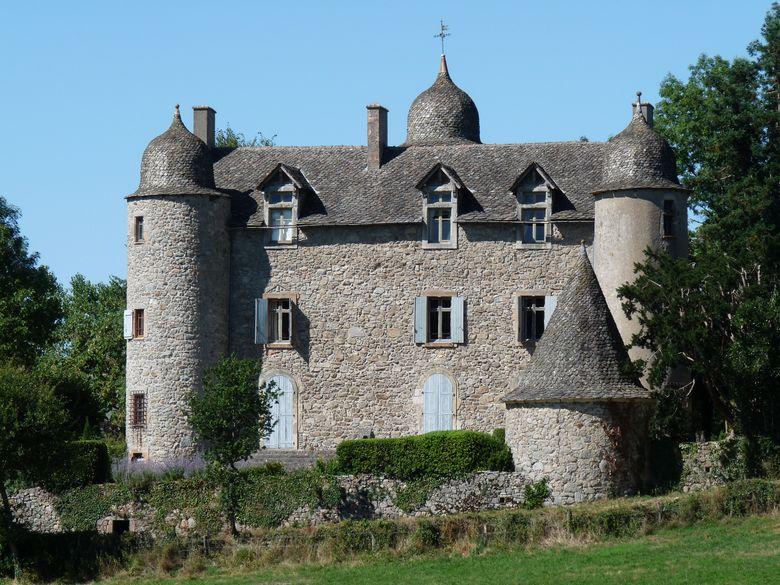 Le Château de Réquista situé à mi-chemin entre La Bastide-L’Evêque et Cabanes