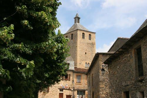 Le village médiéval de Peyrusse-le-roc en Aveyron