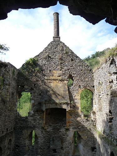 Les ruines de l'hôpital, dit Hôpital des Anglais avec son conduit de cheminée gothique