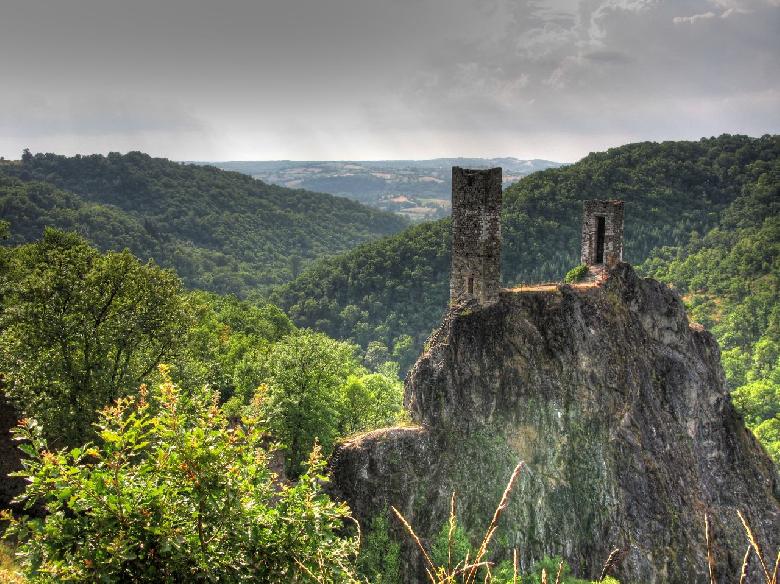Le château inférieur de Peyrusse le Roc, perché sur son pain de sucre qui domine la vallée ou coule la rivière de l'Audierne
