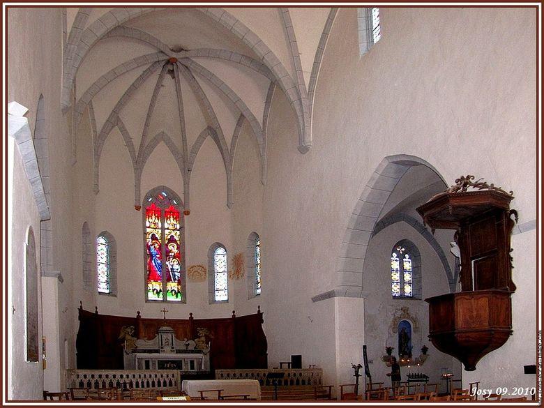 Cette église gothique fut édifiée à partir de 1522 et a englobé l'ancienne chapelle seigneuriale romane.