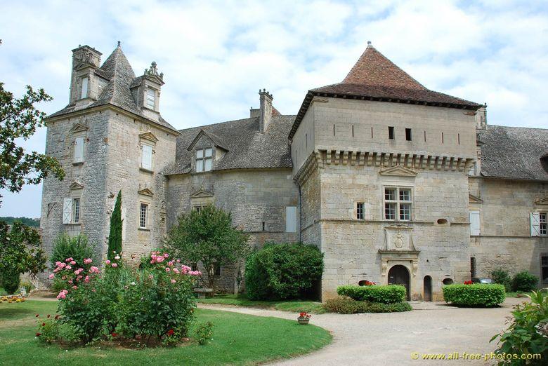 Avec le Château de Cenevières vous pouvez plongez dans l’histoire de l’un des plus beaux châteaux Renaissance du Quercy, tout en contemplant la Vallée du Lot depuis ses terrasses.
