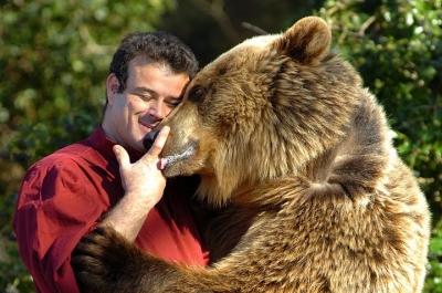Emerveillez-vous devant la relation unique entre un homme et ses ours, depuis l'âge de 20 ans JP Roman vit auprès des ours bruns.