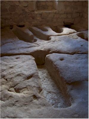 Les sarcophages de la nécropole du haut Moyen-Âge - Château de Montaigut