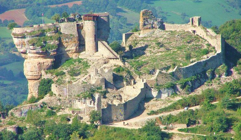Construction atypique agrippée à un énorme rocher dominant la Vallée du Tarn, cette forteresse médiévale, en cours de restauration depuis 25 ans, vous livre ses vestiges de défenses historiques et surtout un panorama remarquable sur la vallée du Tarn.