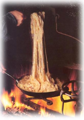  L’Aligot, l’une des plus célèbres spécialités de la région. Il s’agit d’une recette à base de purée de pomme de terre mélangée à la tome fraîche de l’Aubrac et parfume à l’ail.