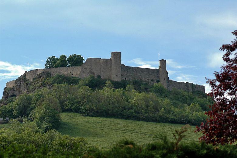 Façade médiévale du château de Séverac qui domine le bassin étroit alluvial formé par l'Aveyron qui prend sa source à l'Est de Sévérac.