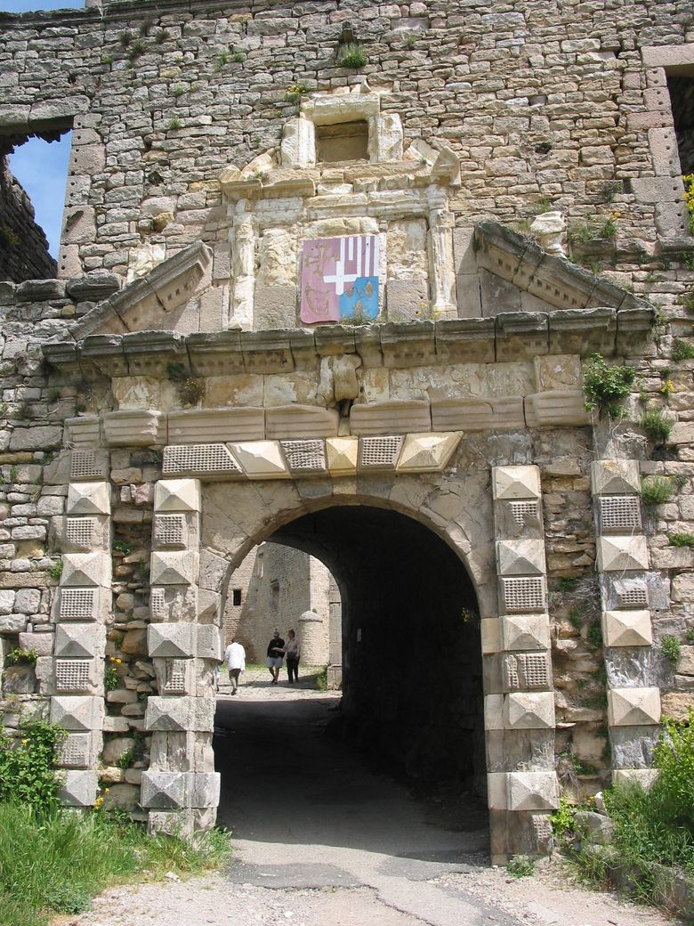 L'entrée du chateau de Sévérac le Chateau. La visite permet de découvrir remparts, courtines, tours de guet, chapelle et cuisine.