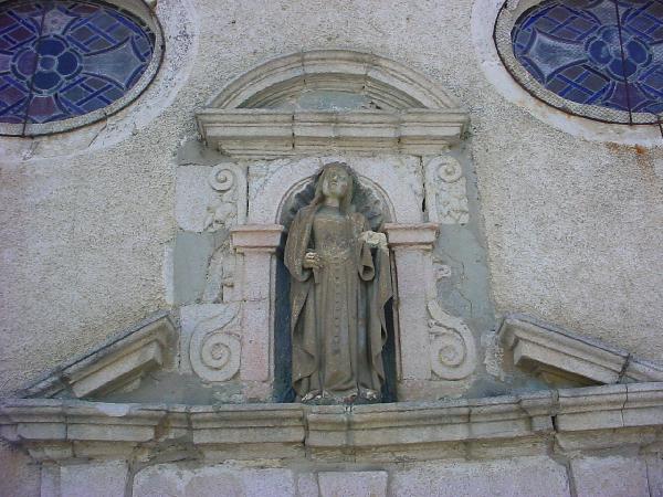 La Vierge sculptée à l'entrée de la chapelle - Aveyron