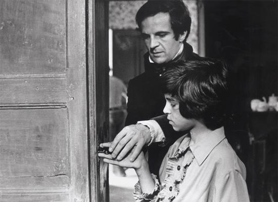 Un film de François Truffaut (1969, noir et blanc), scénario de François Truffaut et Jean Gruault, d’après Mémoire et rapport sur Victor de l’Aveyron de Jean Itard (1806), avec François Truffaut (docteur Itard) et Jean-Pierre Cargol (Victor).