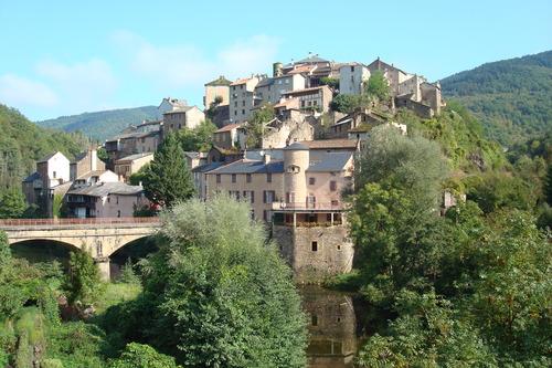 Le village de Saint Sernin sur Rance, étagé sur son éperon rocheux, en bordure du Rance, jouit d'un climat agréable et d'une position privilégiée.