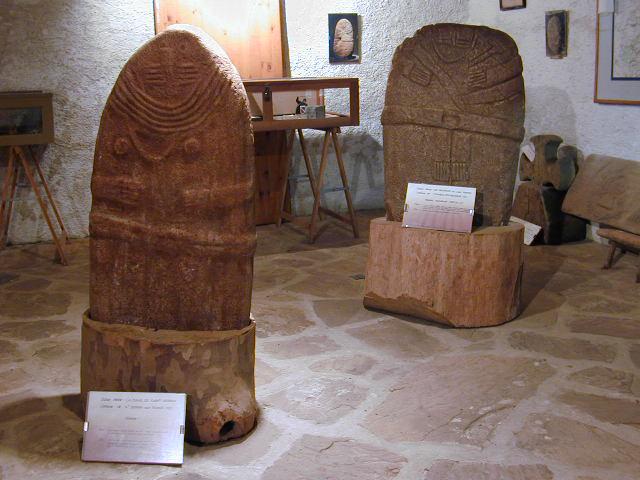 Le Musée Damien Bec à Saint-Crépin expose des outils, des objets d'art et de traditions locales sans oublier la salle des Satues-Menhirs où trônent des statues originales.