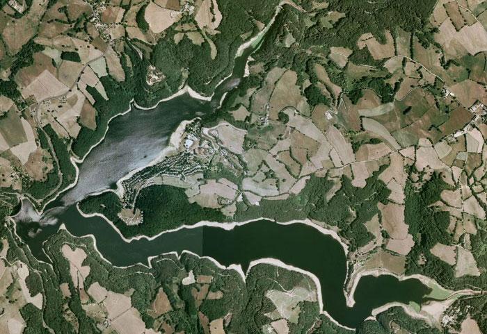 Le lac de Maury ou de la Selves est un lac de barrage de 167 hectares implanté au milieu des magnifiques paysages de montagne de la base Viadène.
