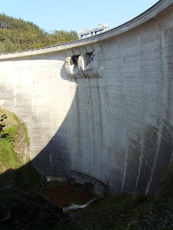  Le barrage-réservoir de Maury, au confluent de la Selves et du Selvet, alimente l'usine de Lardit, sur la Truyère. La centrale EDF, du type « lac », a un réservoir d'une capacité utile de 35,12 millions de mètres cubes.
