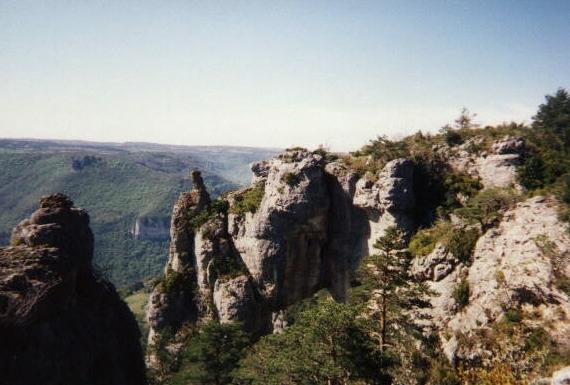 Grands Causses est une appellation relativement récente pour désigner un ensemble de hauts plateaux calcaires constituant une partie sud du Massif central.