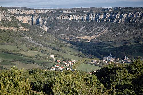 A quelques kilomètres de Roquefort, dans la vallée du Soulzon, le village de Tournemire s'étire tranquillement, à l'abri des corniches du Larzac.