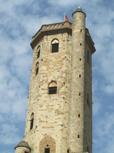 Edifié au XIIe siècle sur le lieu où se trouvait auparavant le château des comtes de Millau, le Beffroi de Millau contribuait à l'origine à la sécurité de la ville.